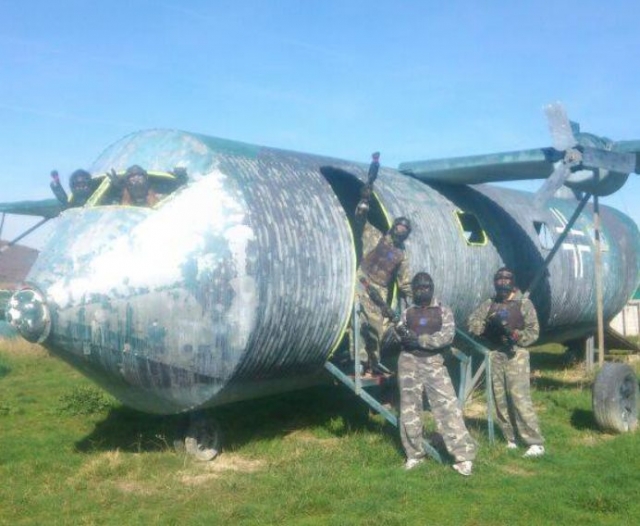 Jugadores en el avion de combate.jpg